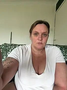 Busty-GilfQuinn Show Webcam