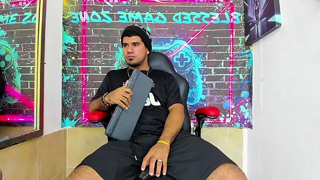 Latins_on_fire Show in webcam