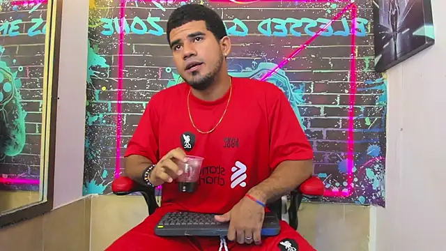 Latins_on_fire Pertunjukan Webcam