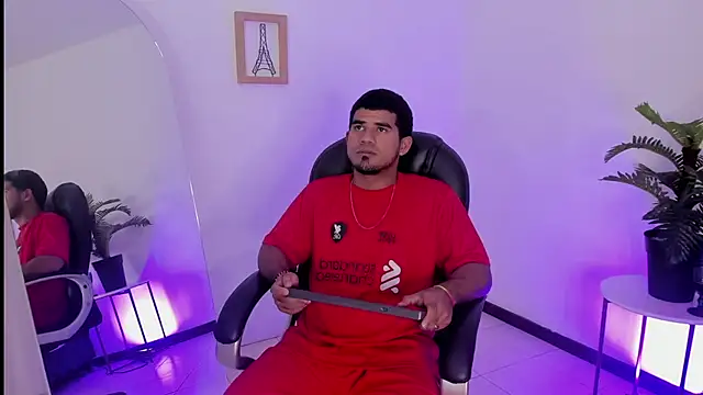 Latins_on_fire Show in webcam