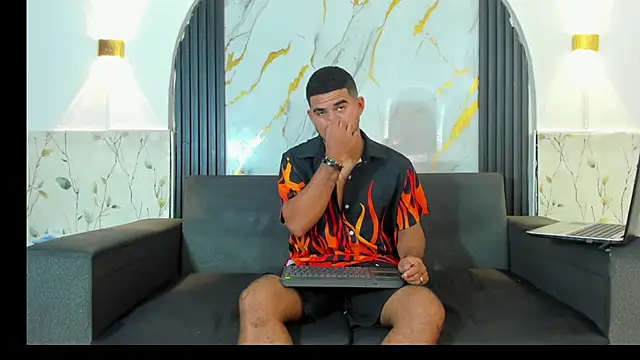 Latins_on_fire Pertunjukan Webcam