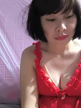 juicy-milu Show in webcam