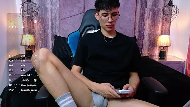 Show modela AronTawers na web-kameri