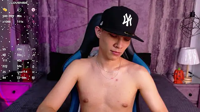 Show modela AronTawers na web-kameri