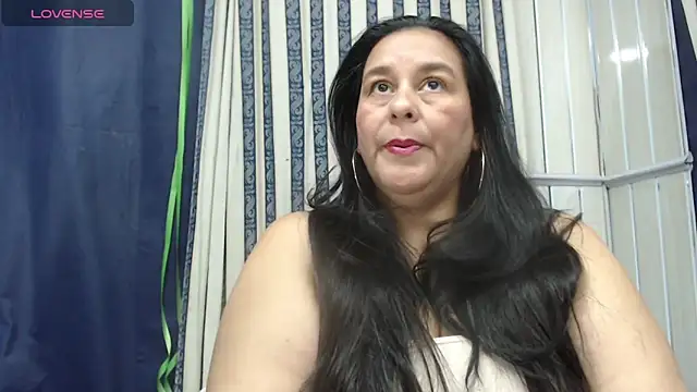 Sharlot_curvy Chat XXX in diretta