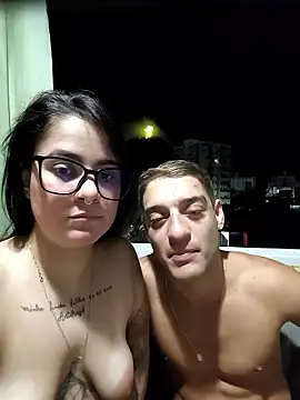 Desejoprivadoa: διαδικτυακό σόου στην κάμερα