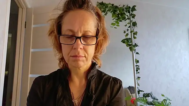 LioraWeiss élő XXX-chatje