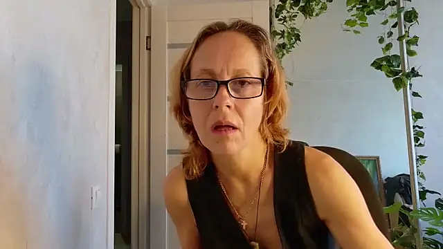 LioraWeiss' Live XXX Chat