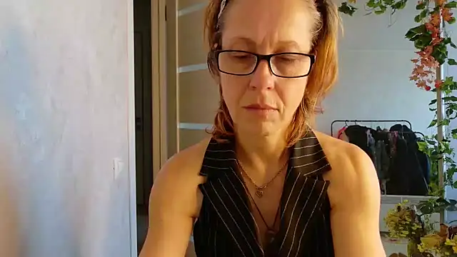 LioraWeiss' Live XXX Chat