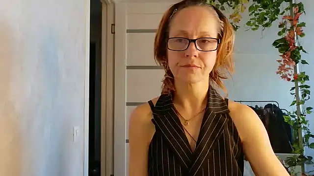 LioraWeiss' Live XXX Chat