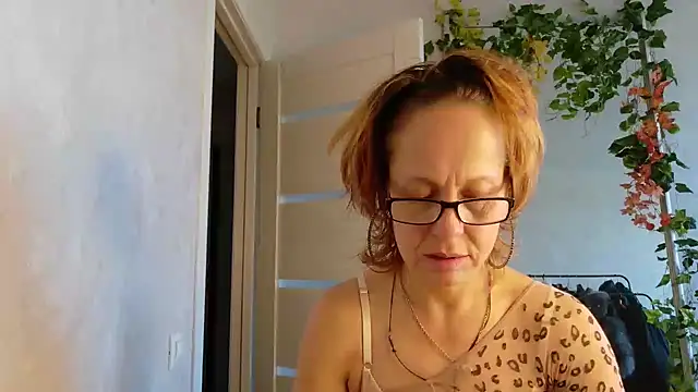 LioraWeiss' Live XXX Chat
