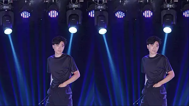 Show modela AOA-boy na web-kameri