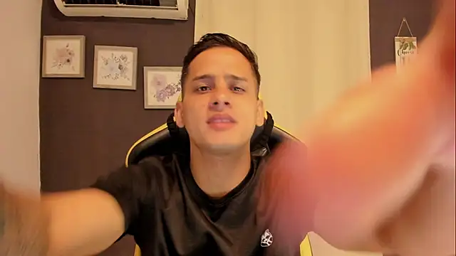 sexy_andres01: διαδικτυακό σόου στην κάμερα