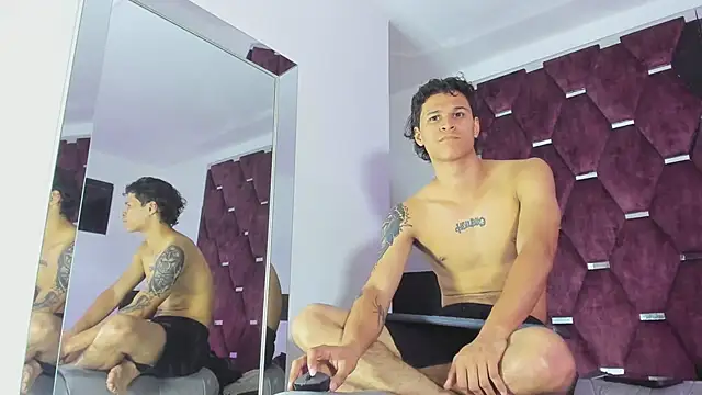 Show modela TonyBenedetti na web-kameri