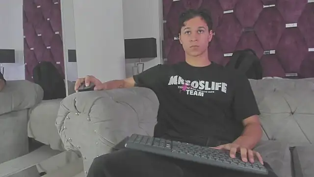 Pertunjukan Kamera Web TonyBenedetti