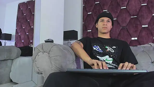 Show modela TonyBenedetti na web-kameri