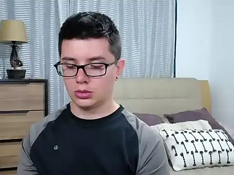 Pokazy przed kamerką – BlackFoXXX69