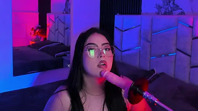 Emberrvelvet: διαδικτυακό σόου στην κάμερα