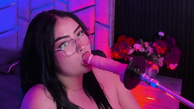 Emberrvelvet's Webcam Show