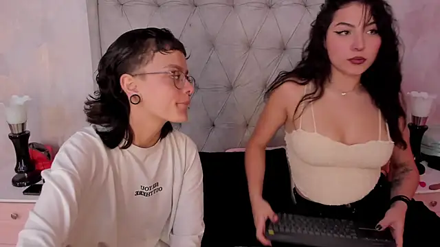 Show modela CaliferAndAurora na web-kameri