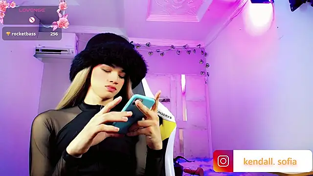 Sophiaa_doll_: διαδικτυακό σόου στην κάμερα