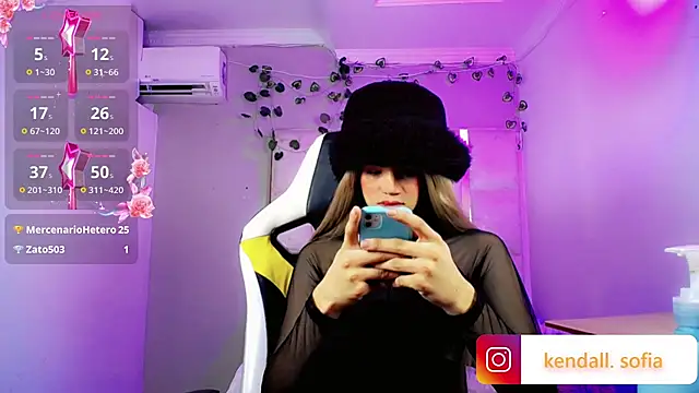 Sophiaa_doll_: διαδικτυακό σόου στην κάμερα