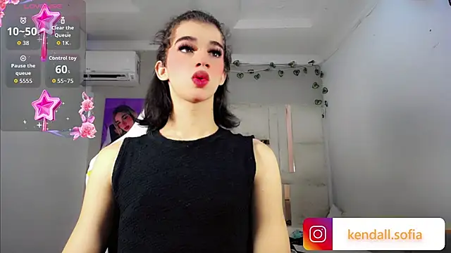 Sophiaa_doll_: διαδικτυακό σόου στην κάμερα