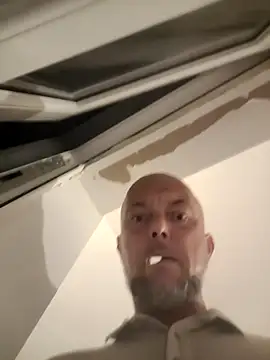 Show modela HornyDaddyMuscle na web-kameri