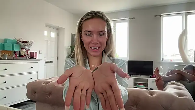Naughtyblondex webcam show