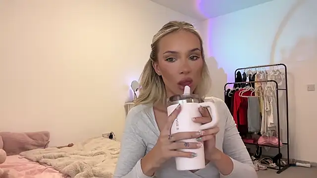 Naughtyblondex 网络视讯表演