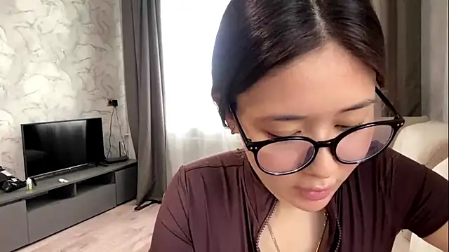 YourMiIa Adlı Modelin Canlı XXX Sohbeti