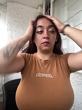 Im_Luuu élő XXX-chatje