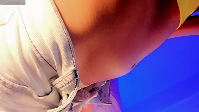 AllizaLowy Show in webcam
