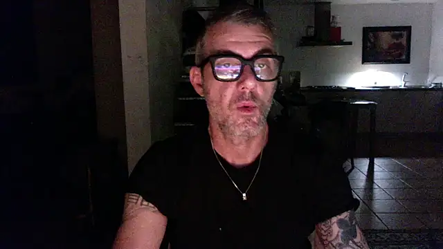 love_save_the_worldn Webbikameraesitys