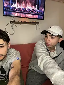Devilboyzzz: διαδικτυακό σόου στην κάμερα