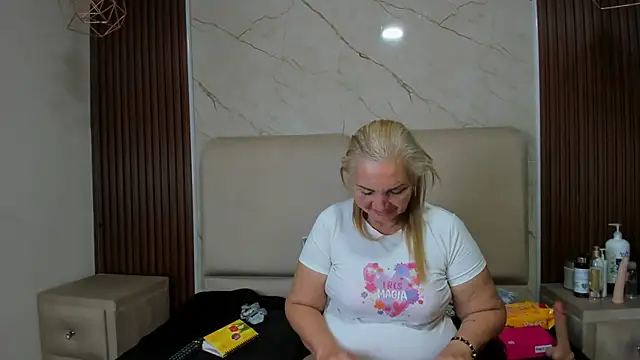 queenstarhy Show in webcam