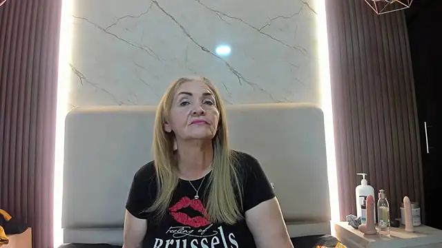 Show modela queenstarhy na web-kameri
