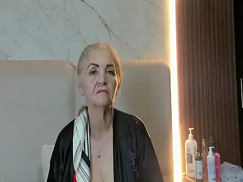 queenstarhy Show in webcam