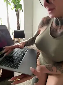 SkinnyLilly's Webcam Show
