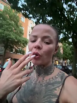 SkinnyLilly: διαδικτυακό σόου στην κάμερα