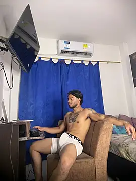 Kenny_romano: διαδικτυακό σόου στην κάμερα