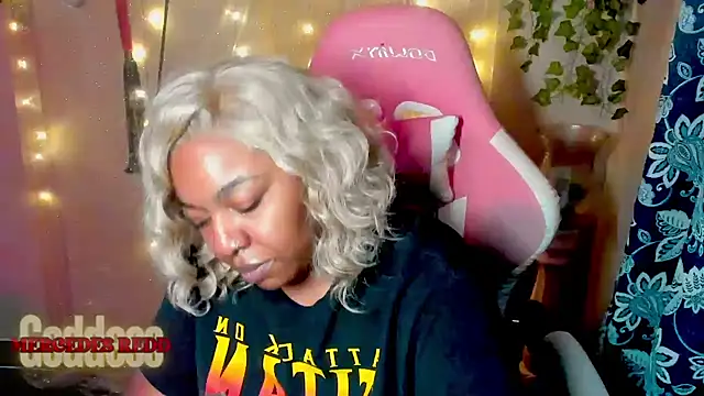 MercedesRedd Webcamshow
