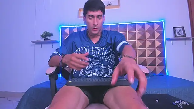 Dark_Valentino_: διαδικτυακό σόου στην κάμερα