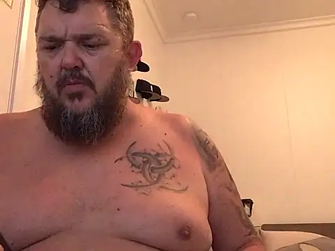 Show modela TatooedBear na web-kameri