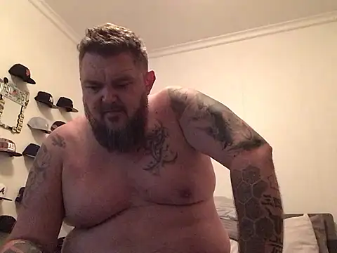 Show modela TatooedBear na web-kameri