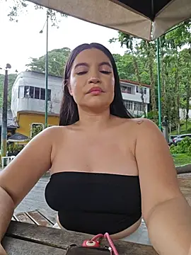 Pretty_Julieta's Live XXX Chat