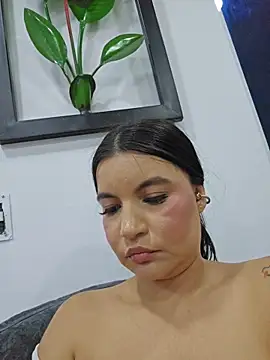 Pretty_Julieta's Live Chat Room