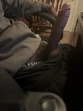 Pokazy przed kamerką – sexcboi69