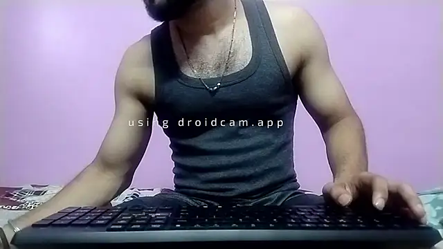 הופעת וובקאם של TITE_PUSSY_LOVER