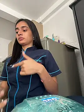leilani_X Adlı Modelin Canlı XXX Sohbeti